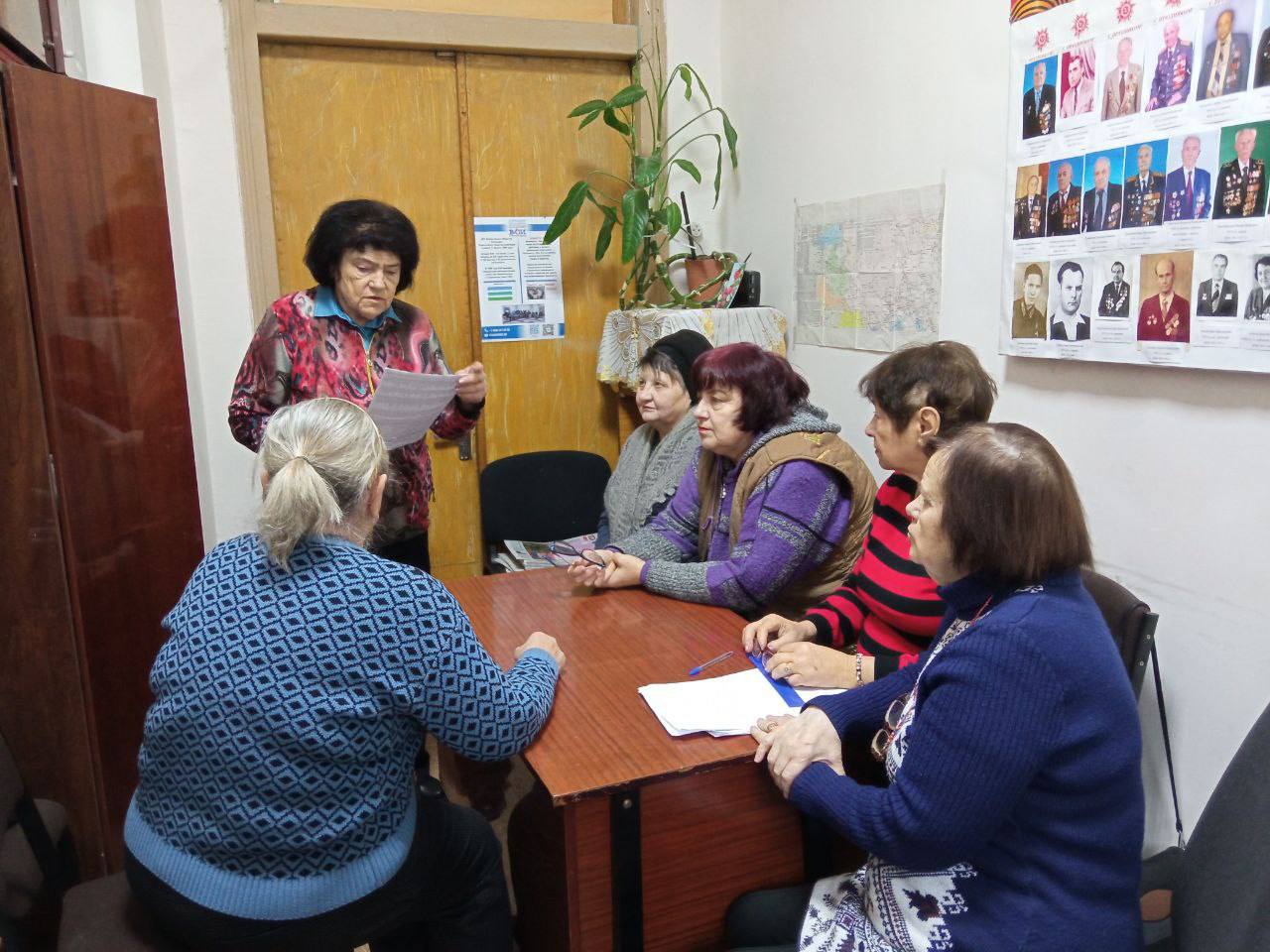 Сегодня 12.01.2026 Ася Книшевицкая председатель Совета ветеранов встретились пенсионерами и ветеранами района