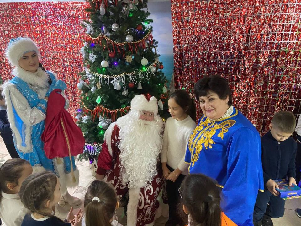 Святки — череда весёлых зимних праздников с колядками, ряжеными, забавными играми Святки — череда весёлых зимних праздников с колядками, ряжеными, забавными играми