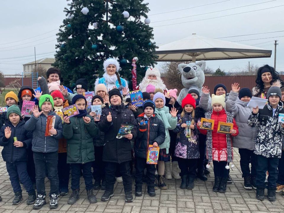 Святки — череда весёлых зимних праздников с колядками, ряжеными, забавными играми Святки — череда весёлых зимних праздников с колядками, ряжеными, забавными играми