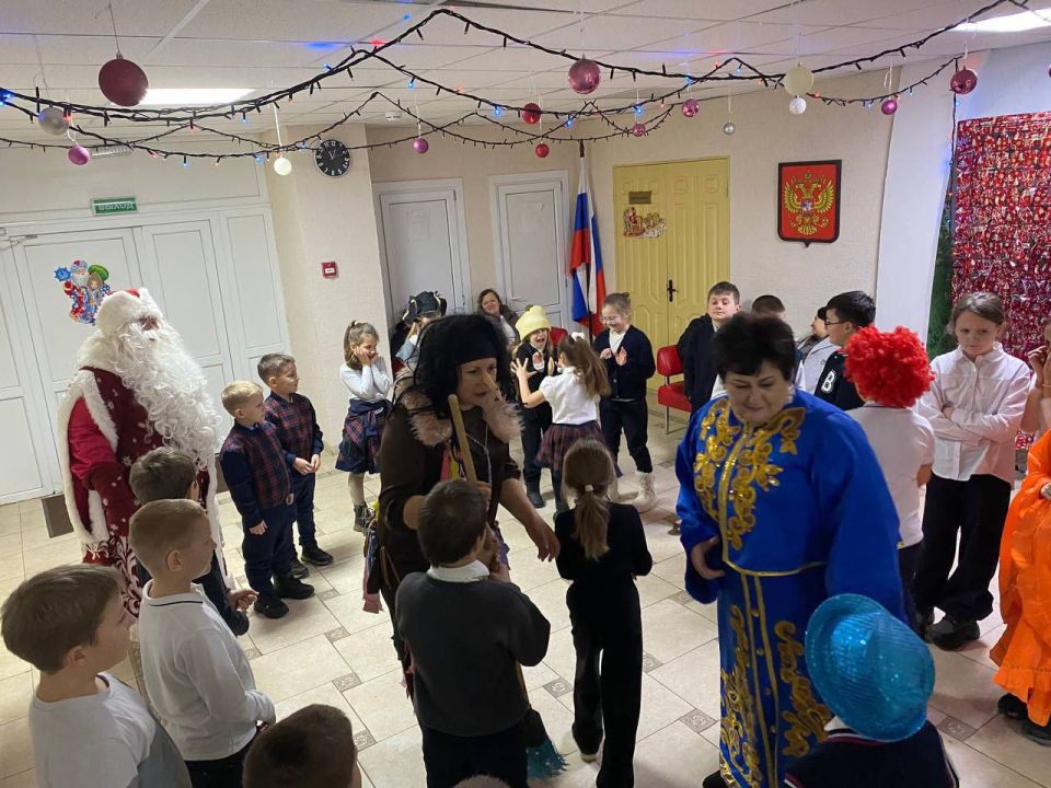 Святки — череда весёлых зимних праздников с колядками, ряжеными, забавными играми Святки — череда весёлых зимних праздников с колядками, ряжеными, забавными играми