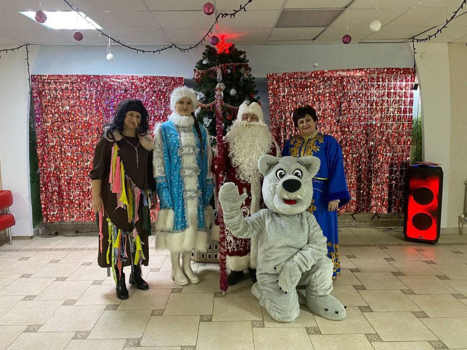 Святки — череда весёлых зимних праздников с колядками, ряжеными, забавными играми Святки — череда весёлых зимних праздников с колядками, ряжеными, забавными играми