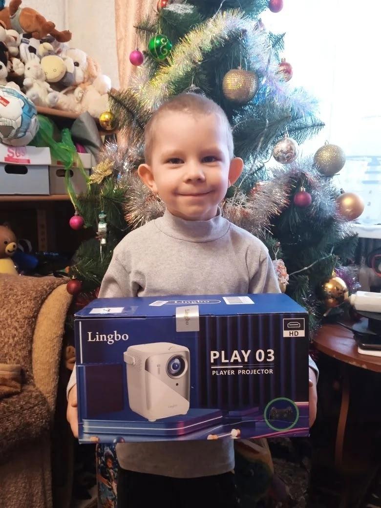 Депутат из Осинников исполнила желания юных горловчан