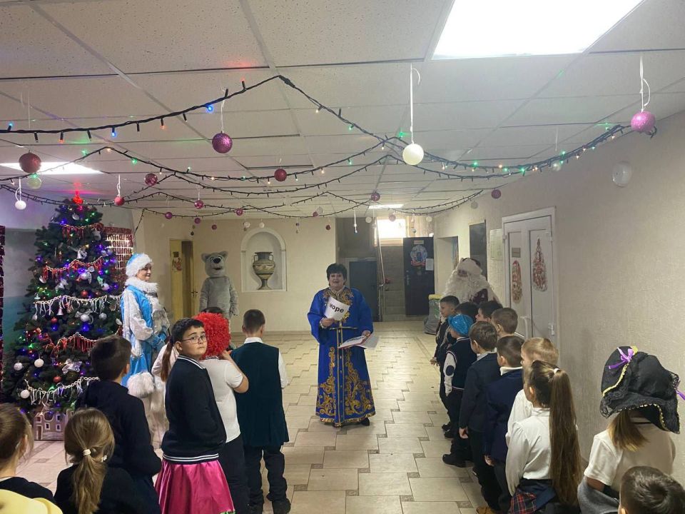 Святки — череда весёлых зимних праздников с колядками, ряжеными, забавными играми