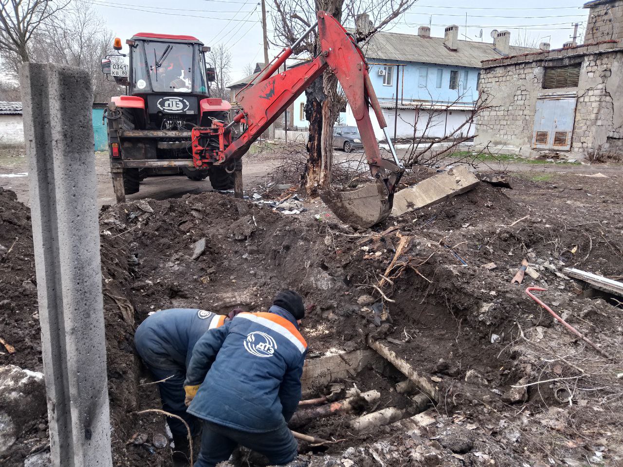 Сегодня, 12 января, для восстановления подачи теплоносителя силами Филиала «Макеевкатеплосеть» ГУП ДНР «Донбасстеплоэнерго» ведутся работы по устранению аварийной ситуации на теплотрассе по ул. Чудской, д. 17 Сегодня, 12 января, для восстановления подачи теплоносителя силами Филиала «Макеевкатеплосеть» ГУП ДНР «Донбасстеплоэнерго» ведутся работы по устранению аварийной ситуации на теплотрассе по ул. Чудской, д. 17