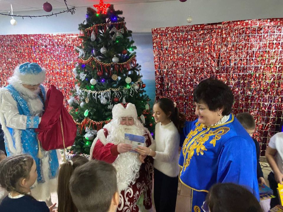 Святки — череда весёлых зимних праздников с колядками, ряжеными, забавными играми Святки — череда весёлых зимних праздников с колядками, ряжеными, забавными играми