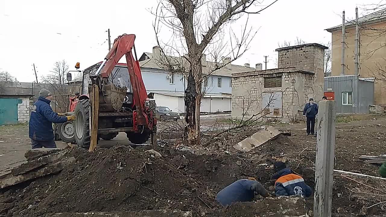 Сегодня, 12 января, для восстановления подачи теплоносителя силами Филиала «Макеевкатеплосеть» ГУП ДНР «Донбасстеплоэнерго» ведутся работы по устранению аварийной ситуации на теплотрассе по ул. Чудской, д. 17