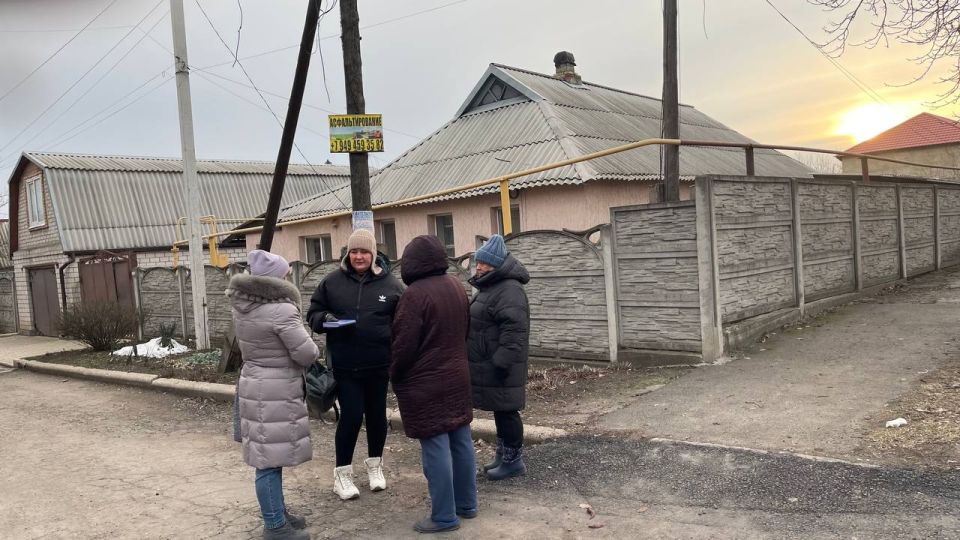 Сегодня, 12 января 2026 года, по поручению Главы Республики Дениса Пушилина, активист района Ирина Покрасова провела встречу с жителями по адресу: ул. Доронина, 9В