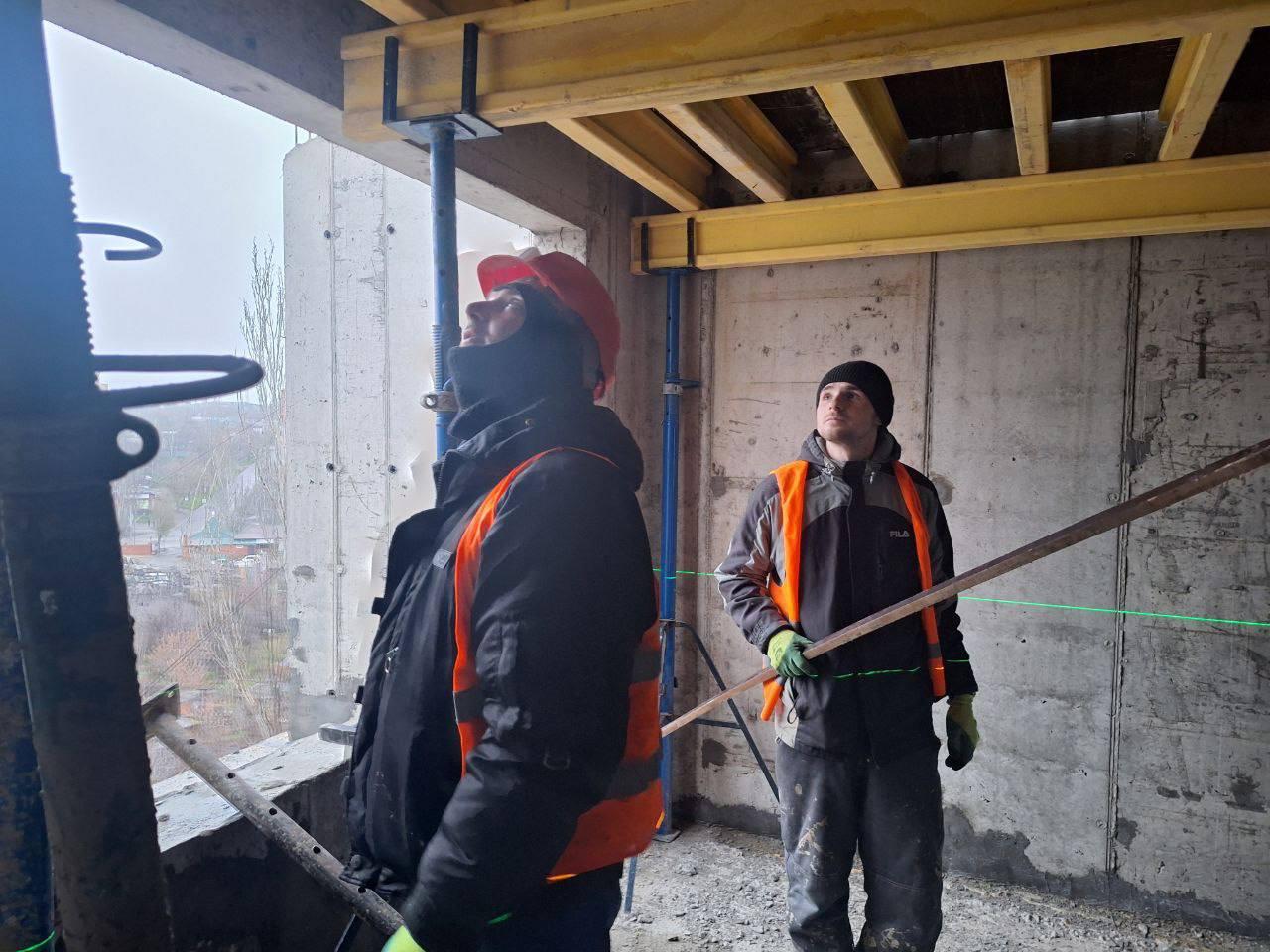 Над восстановлением жилых домов в Мариуполе в 2025 году активно работали строители из Чувашии