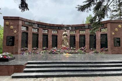 В поселке Володарское строители из Липецка обновили мемориал