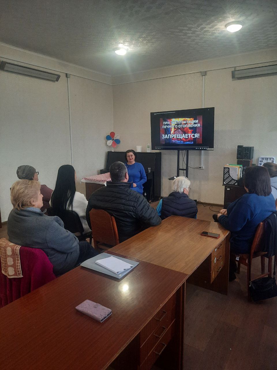 Состоялась встреча члена общественного совета Тельмановского муниципального округа с жителями села Гранитное, где обсудили такие темы:
