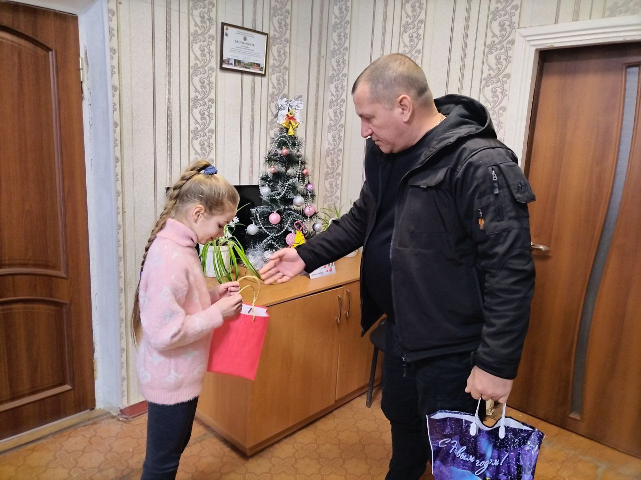 Представители Администрации округа активно участвуют в традиционной акции "Ёлка желаний" посещая детей и радуя их долгожданными подарками Представители Администрации округа активно участвуют в традиционной акции "Ёлка желаний" посещая детей и радуя их долгожданными подарками