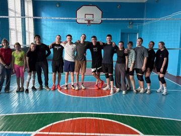 «Привет, спорт!» В Портовской школе стартовали активные тренировки по волейболу
