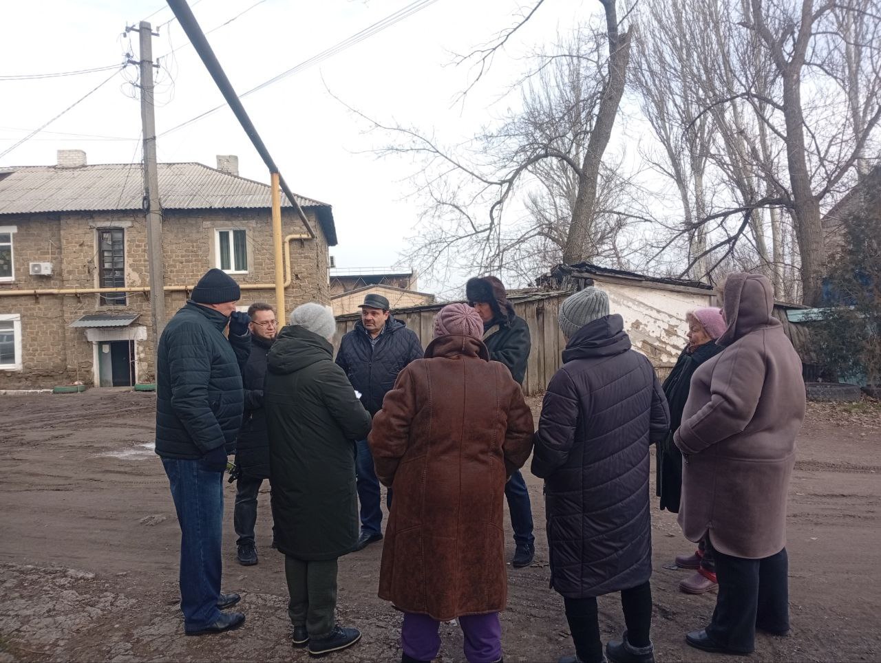 Сегодня, 13 января 2025 года, по поручению Главы Республики Дениса Пушилина, заместитель руководителя Управы Александр Дёмин провел встречу с жителями по адресу: ул. Куприна, 260А