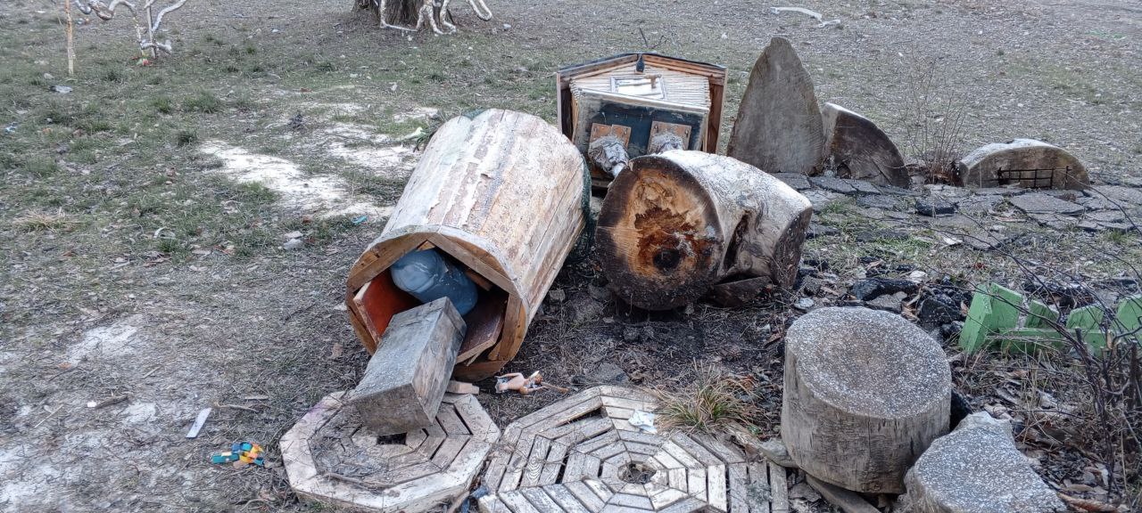 Александр Пеняев: Возле городской библиотеки — филиала №1 была создана локация «Поляна сказок»: у Лукоморья разместились Кот Учёный, Золотой петушок, Золотая рыбка, избушка на курьих ножках со ступой Бабы Яги Александр Пеняев: Возле городской библиотеки — филиала №1 была создана локация «Поляна сказок»: у Лукоморья разместились Кот Учёный, Золотой петушок, Золотая рыбка, избушка на курьих ножках со ступой Бабы Яги