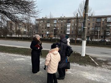 Встречи с населением. Заместитель председателя Енакиевского городского совета депутат фракции "Единая Россия" Анна Деменкова провела встречу с населением в районе Парка культуры и отдыха имени Георгия Берегового