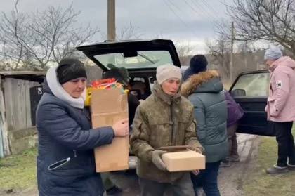 Волонтеры привезли гуманитарную помощь и подарки детям во Владимирское