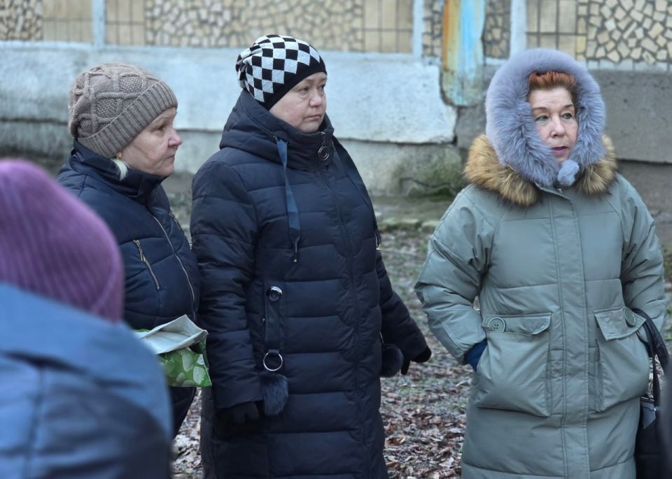 Иван Адамец: Первый заместитель руководителя Управы Куйбышевского района Алина Волкова и депутат Донецкого городского совета Дмитрий Пефтеев провели встречу с жителями дома №18 по улице 60-летия СССР Иван Адамец: Первый заместитель руководителя Управы Куйбышевского района Алина Волкова и депутат Донецкого городского совета Дмитрий Пефтеев провели встречу с жителями дома №18 по улице 60-летия СССР