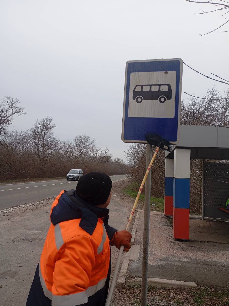 Александр Бондаренко: Дорожные службы под контролем республиканской Службы автомобильных дорог Донбасса в ежедневном режиме выполняют комплекс работ по зимнему содержанию для обеспечения комфортного проезда по дорогам общего... Александр Бондаренко: Дорожные службы под контролем республиканской Службы автомобильных дорог Донбасса в ежедневном режиме выполняют комплекс работ по зимнему содержанию для обеспечения комфортного проезда по дорогам общего...