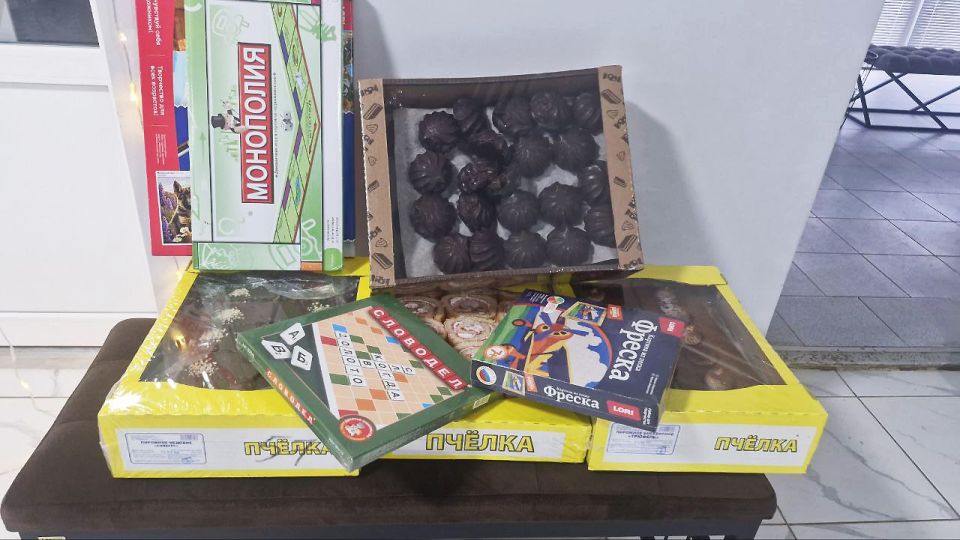 Сотрудники ИК-4 г. Горловки навестили подопечных детского социального центра Сотрудники ИК-4 г. Горловки навестили подопечных детского социального центра