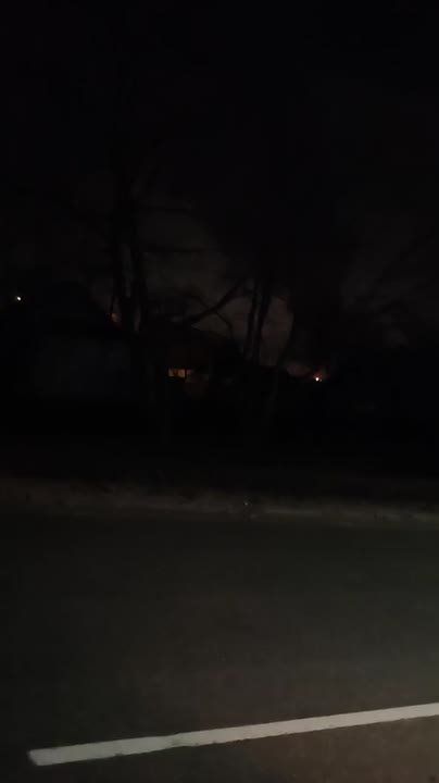 Кадры пожара в Макеевке после прилетов, снятые вблизи