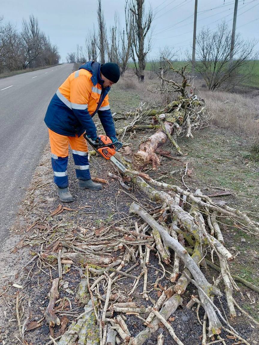 Зимнее содержание – это не только уборка снега и противогололедная обработка дорожного покрытия в период неблагоприятных погодных условий Зимнее содержание – это не только уборка снега и противогололедная обработка дорожного покрытия в период неблагоприятных погодных условий
