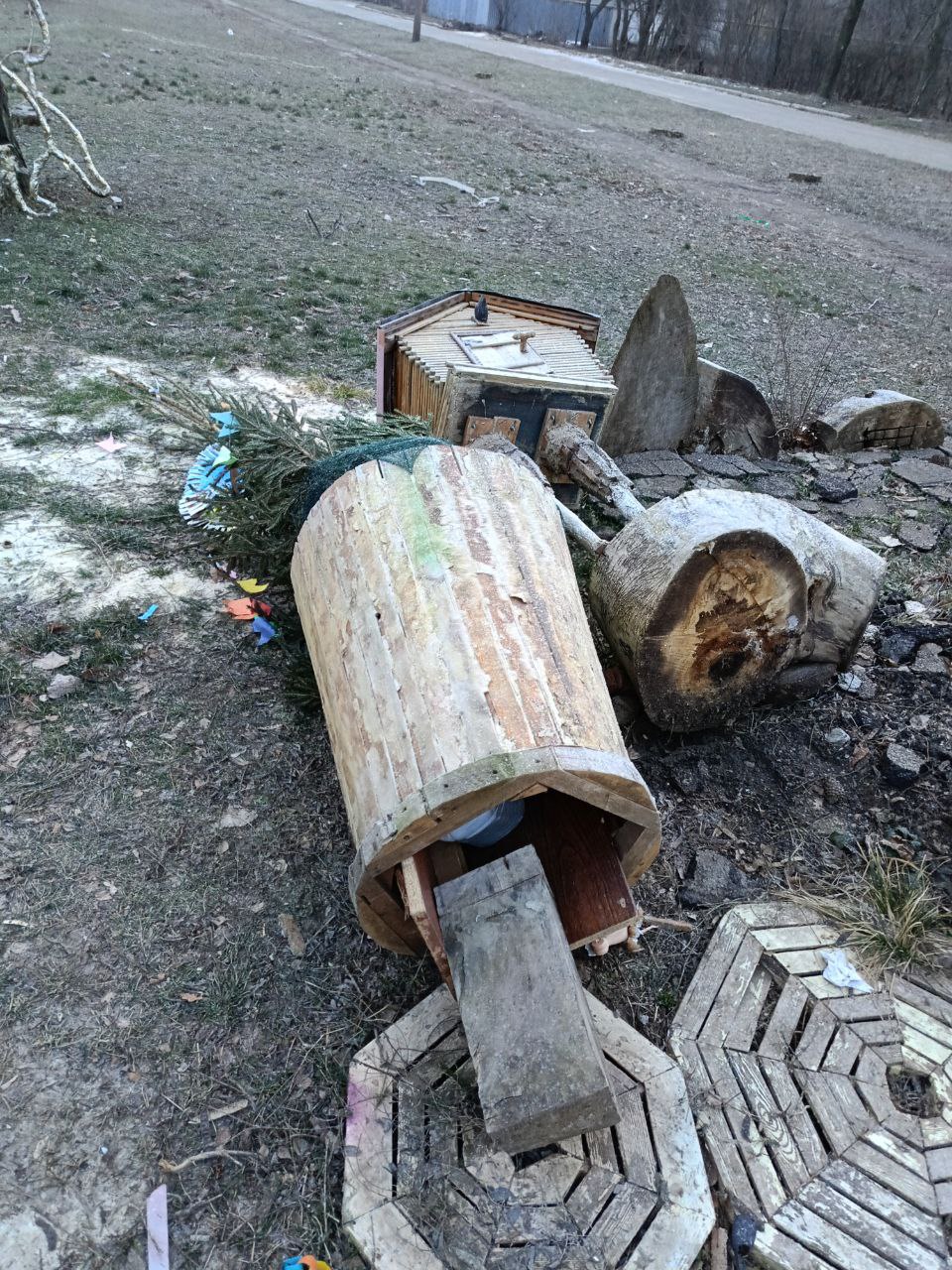 Александр Пеняев: Возле городской библиотеки — филиала №1 была создана локация «Поляна сказок»: у Лукоморья разместились Кот Учёный, Золотой петушок, Золотая рыбка, избушка на курьих ножках со ступой Бабы Яги Александр Пеняев: Возле городской библиотеки — филиала №1 была создана локация «Поляна сказок»: у Лукоморья разместились Кот Учёный, Золотой петушок, Золотая рыбка, избушка на курьих ножках со ступой Бабы Яги