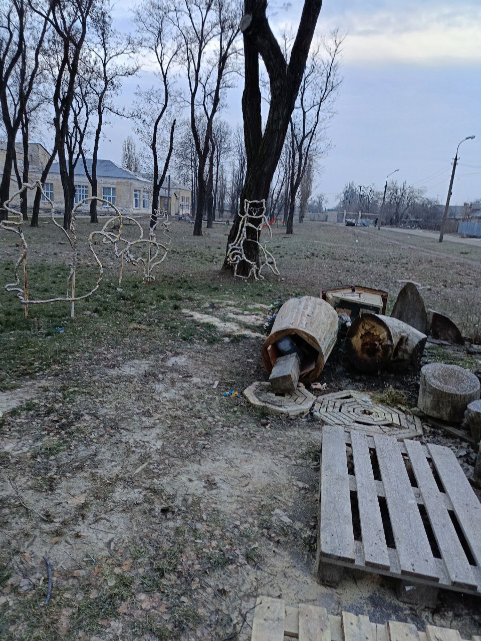 Александр Пеняев: Возле городской библиотеки — филиала №1 была создана локация «Поляна сказок»: у Лукоморья разместились Кот Учёный, Золотой петушок, Золотая рыбка, избушка на курьих ножках со ступой Бабы Яги Александр Пеняев: Возле городской библиотеки — филиала №1 была создана локация «Поляна сказок»: у Лукоморья разместились Кот Учёный, Золотой петушок, Золотая рыбка, избушка на курьих ножках со ступой Бабы Яги