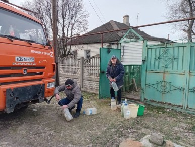 В Кировском внутригородском районе при поддержке региона-шефа Московская область продолжается подвоз воды для жителей домов, в которые в установленный графиком день не поступила вода