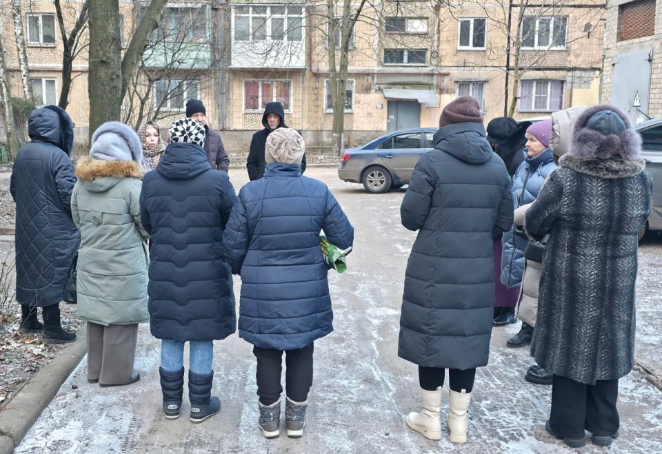 Иван Адамец: Первый заместитель руководителя Управы Куйбышевского района Алина Волкова и депутат Донецкого городского совета Дмитрий Пефтеев провели встречу с жителями дома №18 по улице 60-летия СССР Иван Адамец: Первый заместитель руководителя Управы Куйбышевского района Алина Волкова и депутат Донецкого городского совета Дмитрий Пефтеев провели встречу с жителями дома №18 по улице 60-летия СССР