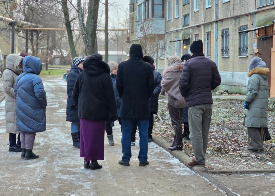 Иван Адамец: Первый заместитель руководителя Управы Куйбышевского района Алина Волкова и депутат Донецкого городского совета Дмитрий Пефтеев провели встречу с жителями дома №18 по улице 60-летия СССР Иван Адамец: Первый заместитель руководителя Управы Куйбышевского района Алина Волкова и депутат Донецкого городского совета Дмитрий Пефтеев провели встречу с жителями дома №18 по улице 60-летия СССР