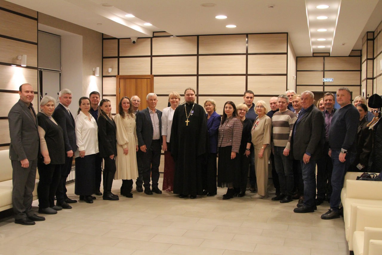 Вице-премьер Ольга Макеева от имени Главы ДНР вручила настоятелю Заоникиевой Богородице-Владимирской пустыни игумену Лавру (Архипову) знак отличия «За заслуги перед Донецкой Народной Республикой» III степени Вице-премьер Ольга Макеева от имени Главы ДНР вручила настоятелю Заоникиевой Богородице-Владимирской пустыни игумену Лавру (Архипову) знак отличия «За заслуги перед Донецкой Народной Республикой» III степени