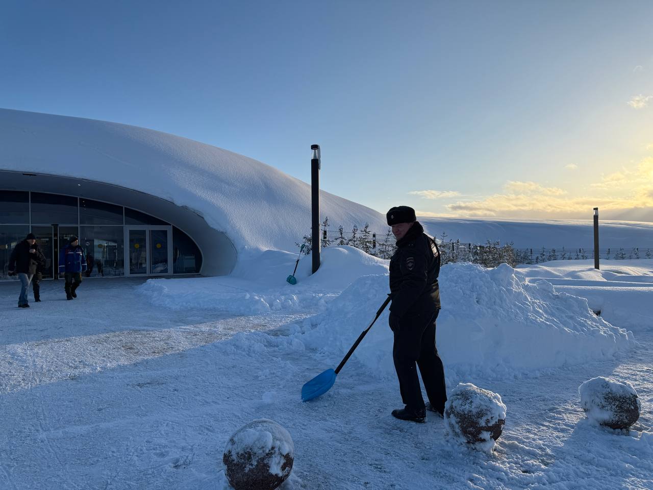 Доброе утро!. Камчатка в снежном плену: ветер сбивает с ног, сугробы до второго этажа, перебои в авиасообщении, многие учреждения ушли на дистанционную работу Доброе утро!. Камчатка в снежном плену: ветер сбивает с ног, сугробы до второго этажа, перебои в авиасообщении, многие учреждения ушли на дистанционную работу