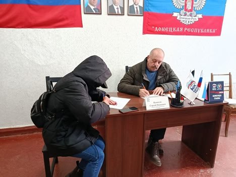 Встречи с населением. 14 января в Углегорском отделении партии «Единая Россия» состоялся личный прием граждан, который провел депутат Енакиевского городского совета фракции "Единая Россия" Сергей Цынкуш