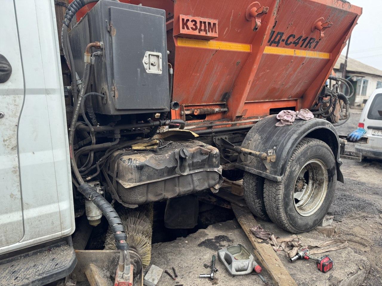 Специалисты Магадана отремонтировали коммунальную технику в Ждановке