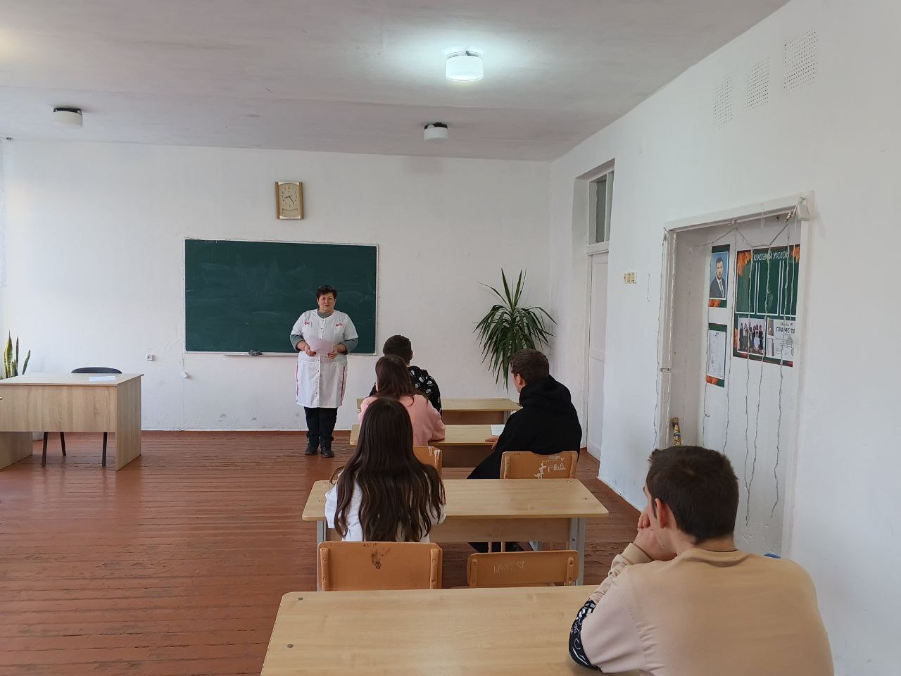 Медицинская сестра кабинета по оказанию медицинской помощи несовершеннолетним Свободненского ФП провела беседу с обучающимися 7-8 классов на тему: "Профилактика зимнего травматизма у детей."