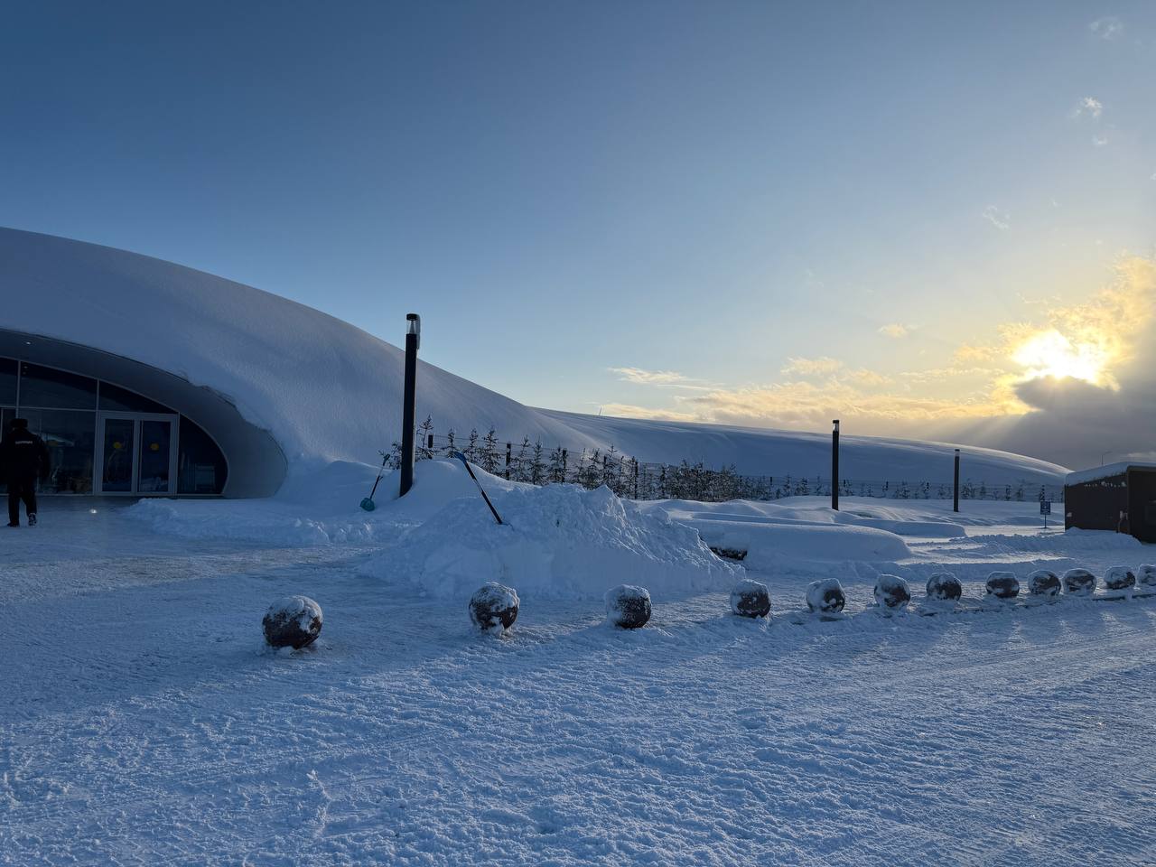 Доброе утро!. Камчатка в снежном плену: ветер сбивает с ног, сугробы до второго этажа, перебои в авиасообщении, многие учреждения ушли на дистанционную работу Доброе утро!. Камчатка в снежном плену: ветер сбивает с ног, сугробы до второго этажа, перебои в авиасообщении, многие учреждения ушли на дистанционную работу