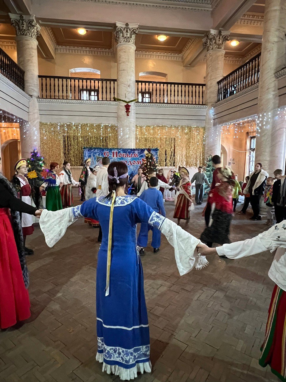 В отделе культурно-досуговой деятельности МБУ «ГДК им. В.Г. Кирсановой» состоялась театрализованная программа «Святки Колядки», призванная познакомить зрителей с богатым наследием святочных традиций В отделе культурно-досуговой деятельности МБУ «ГДК им. В.Г. Кирсановой» состоялась театрализованная программа «Святки Колядки», призванная познакомить зрителей с богатым наследием святочных традиций