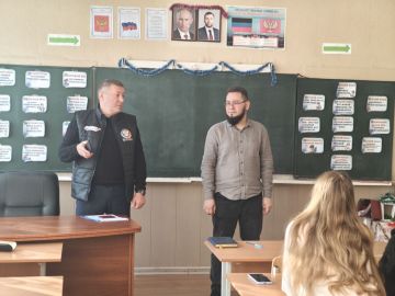 Сегодня, 14 января 2026 года, по поручению Главы Республики Дениса Пушилина, депутат Донецкого городского Совета ДНР Алексей Ковровский провел встречу с трудовым коллективом ГБОУ "Школа № 78 г. о. Донецк"