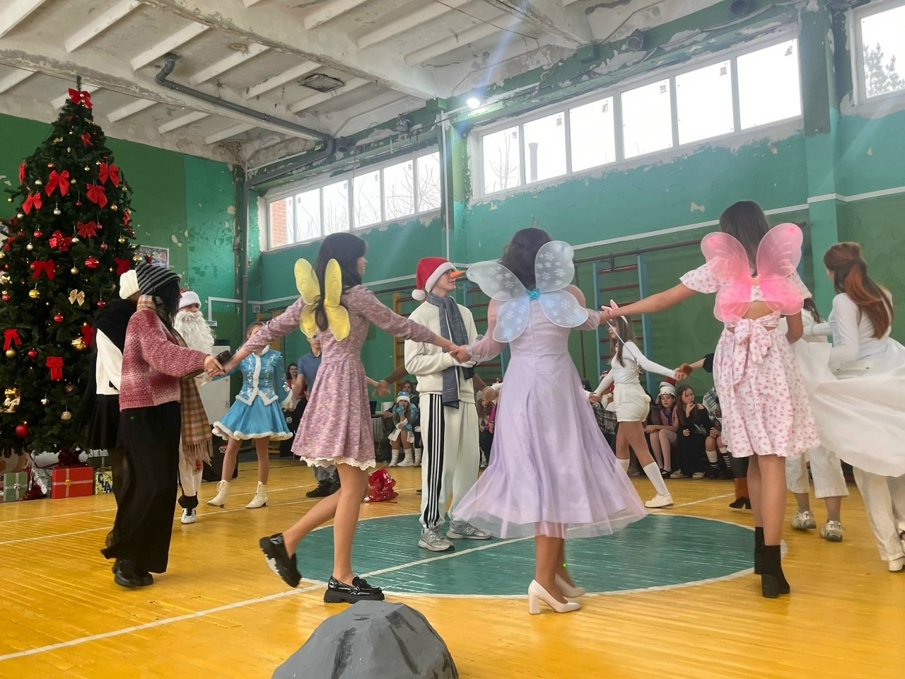 2 января школьный театр "Душа" ГБОУ "СШ № 32 Г.О. МАКЕЕВКА" под руководством Марии Александровны Захаровой представил вниманию учащихся зимнюю сказку "Снеговик и украденный праздник" 2 января школьный театр "Душа" ГБОУ "СШ № 32 Г.О. МАКЕЕВКА" под руководством Марии Александровны Захаровой представил вниманию учащихся зимнюю сказку "Снеговик и украденный праздник"