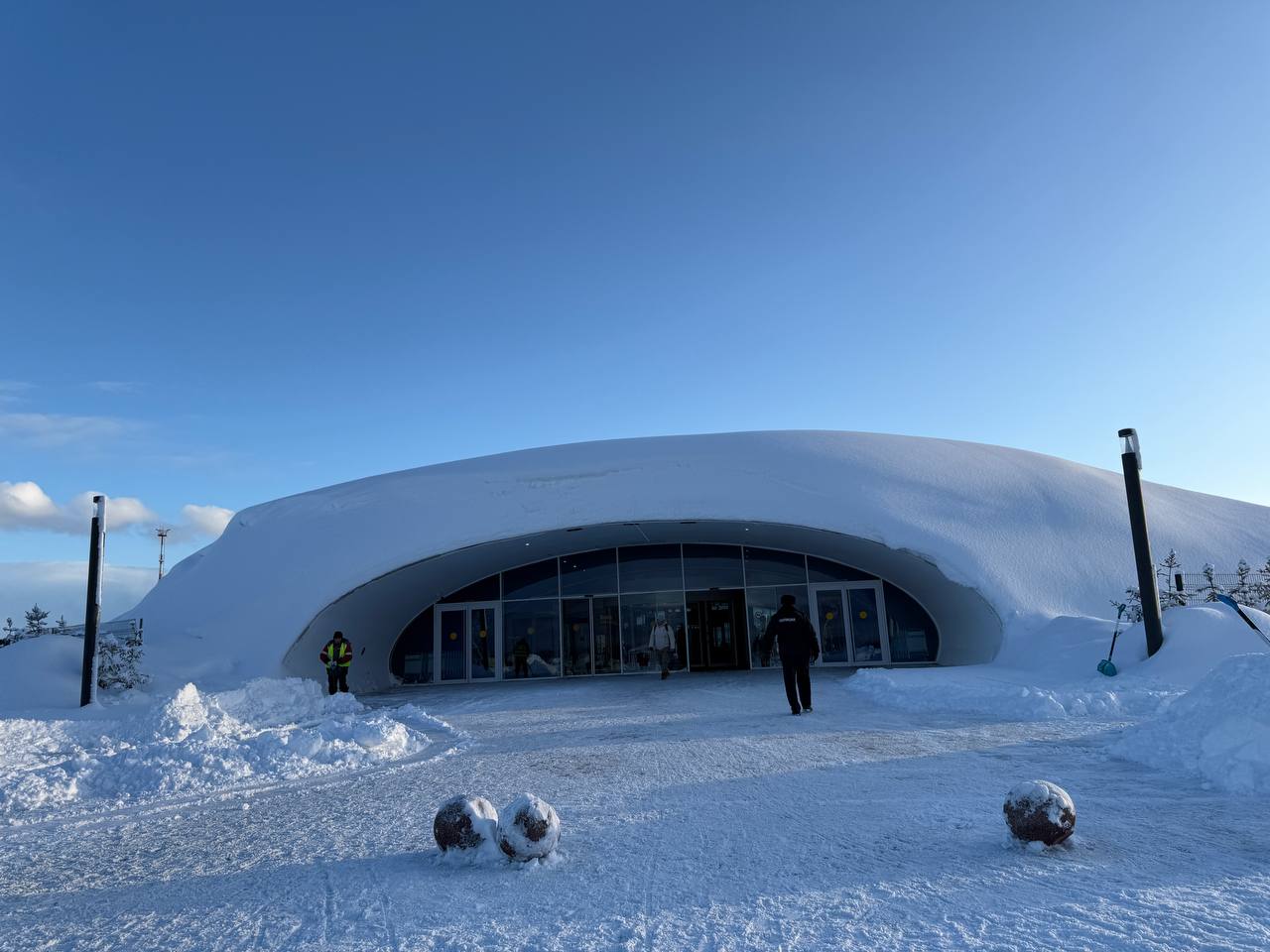 Доброе утро!. Камчатка в снежном плену: ветер сбивает с ног, сугробы до второго этажа, перебои в авиасообщении, многие учреждения ушли на дистанционную работу Доброе утро!. Камчатка в снежном плену: ветер сбивает с ног, сугробы до второго этажа, перебои в авиасообщении, многие учреждения ушли на дистанционную работу
