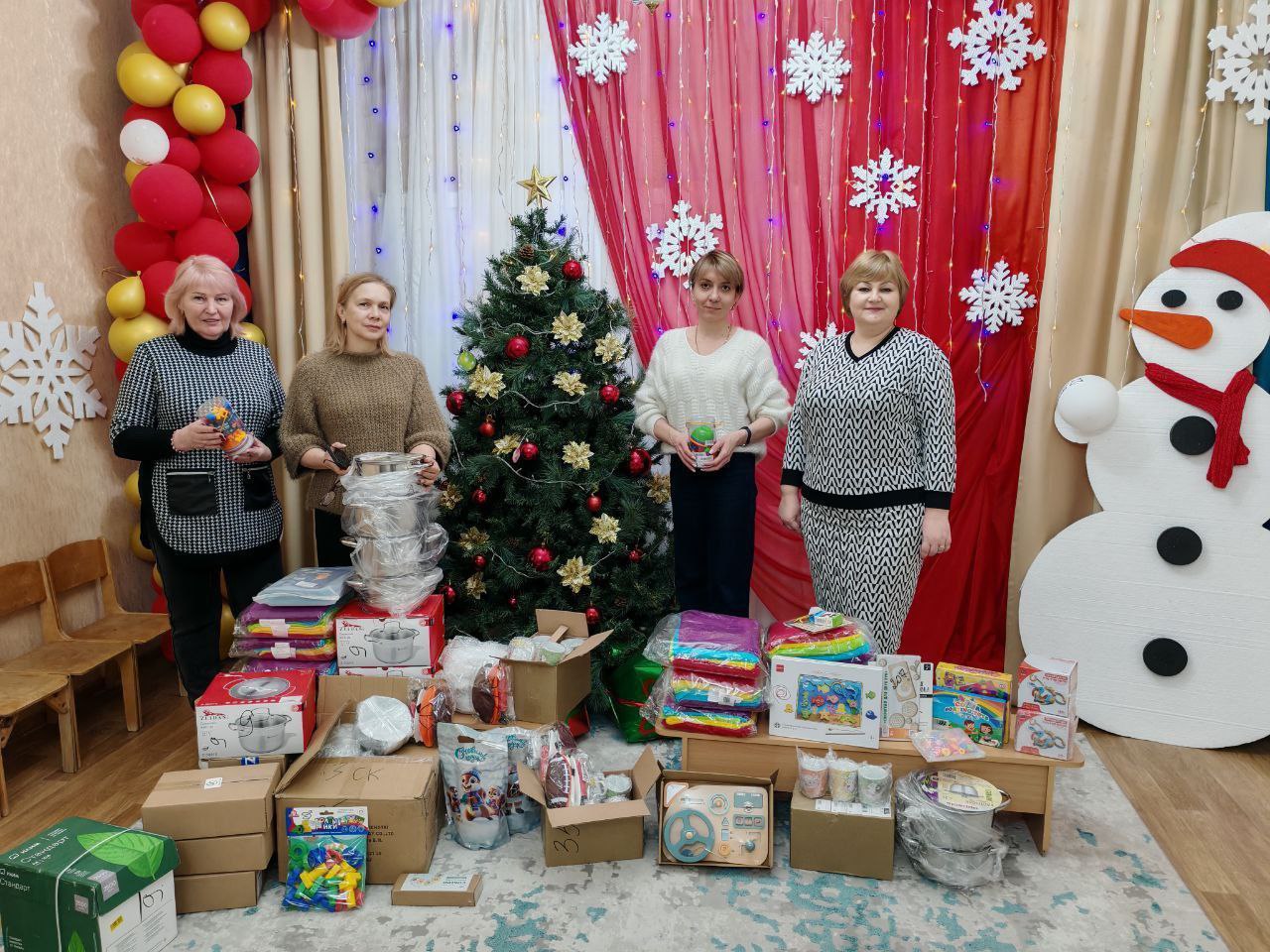 Сегодня, 14 января, воспитанников ГКДОУ «Детский сад № 168 компенсирующего типа города Макеевка» приехали поздравить со Старым Новым годом председатель «Союза женщин города Макеевки» Регионального отделения «Союз женщин... Сегодня, 14 января, воспитанников ГКДОУ «Детский сад № 168 компенсирующего типа города Макеевка» приехали поздравить со Старым Новым годом председатель «Союза женщин города Макеевки» Регионального отделения «Союз женщин...