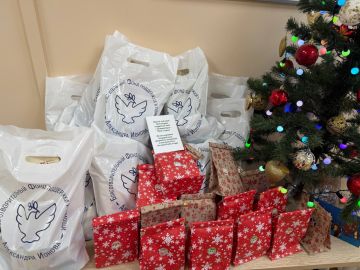 Сегодня, в Старый Новый год, актив Женского движения Единой России города Ясиноватая вместе с детками школы #1 проведали раненых Защитников, которые проходят реабилитацию в одной из больниц города