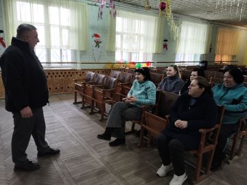 14 января Роман Грицай начальник Пелагеевского территориального отдела администрации городского округа Торез провел встречу с трудовым коллективом МБУ «Клуб имени Кирова городского округа Торез»