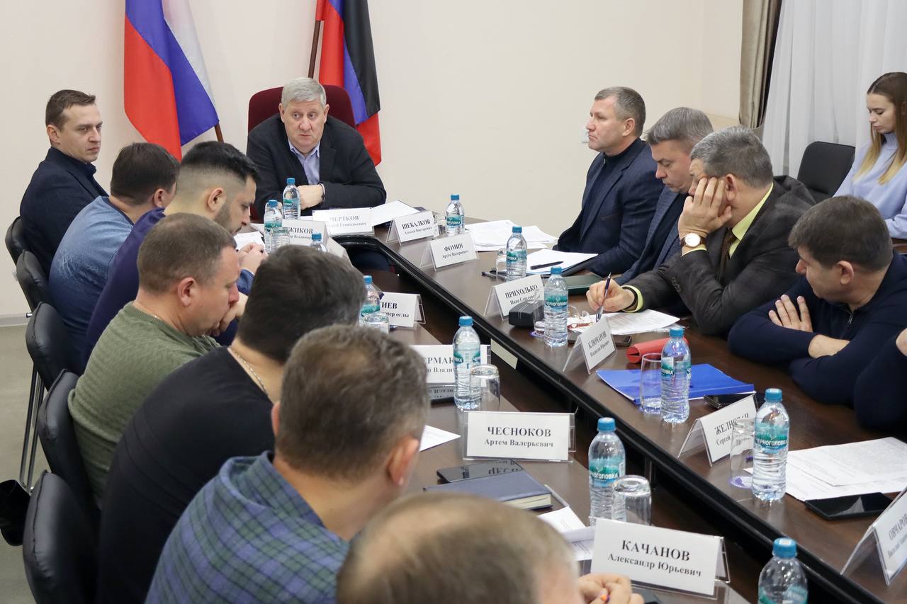 В ходе рабочего совещания Председатель Правительства ДНР Андрей Чертков обсудил с главами муниципалитетов водоснабжение населения республики, зимнее содержание дорог и благоустройство общественных пространств