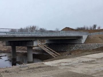 Строители Подмосковья завершают работы по благоустройству территорий вокруг недавно отремонтированных мостов Новоазовского округа