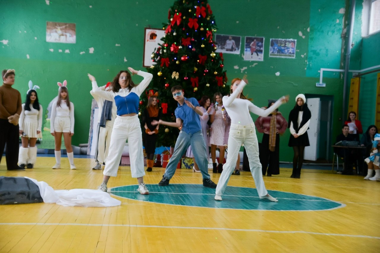 2 января школьный театр "Душа" ГБОУ "СШ № 32 Г.О. МАКЕЕВКА" под руководством Марии Александровны Захаровой представил вниманию учащихся зимнюю сказку "Снеговик и украденный праздник" 2 января школьный театр "Душа" ГБОУ "СШ № 32 Г.О. МАКЕЕВКА" под руководством Марии Александровны Захаровой представил вниманию учащихся зимнюю сказку "Снеговик и украденный праздник"