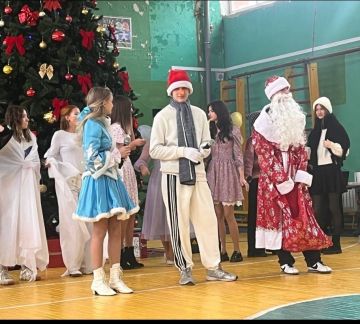2 января школьный театр "Душа" ГБОУ "СШ № 32 Г.О. МАКЕЕВКА" под руководством Марии Александровны Захаровой представил вниманию учащихся зимнюю сказку "Снеговик и украденный праздник"