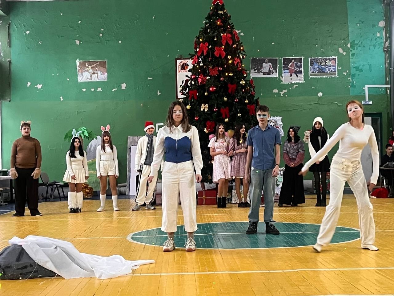 2 января школьный театр "Душа" ГБОУ "СШ № 32 Г.О. МАКЕЕВКА" под руководством Марии Александровны Захаровой представил вниманию учащихся зимнюю сказку "Снеговик и украденный праздник" 2 января школьный театр "Душа" ГБОУ "СШ № 32 Г.О. МАКЕЕВКА" под руководством Марии Александровны Захаровой представил вниманию учащихся зимнюю сказку "Снеговик и украденный праздник"