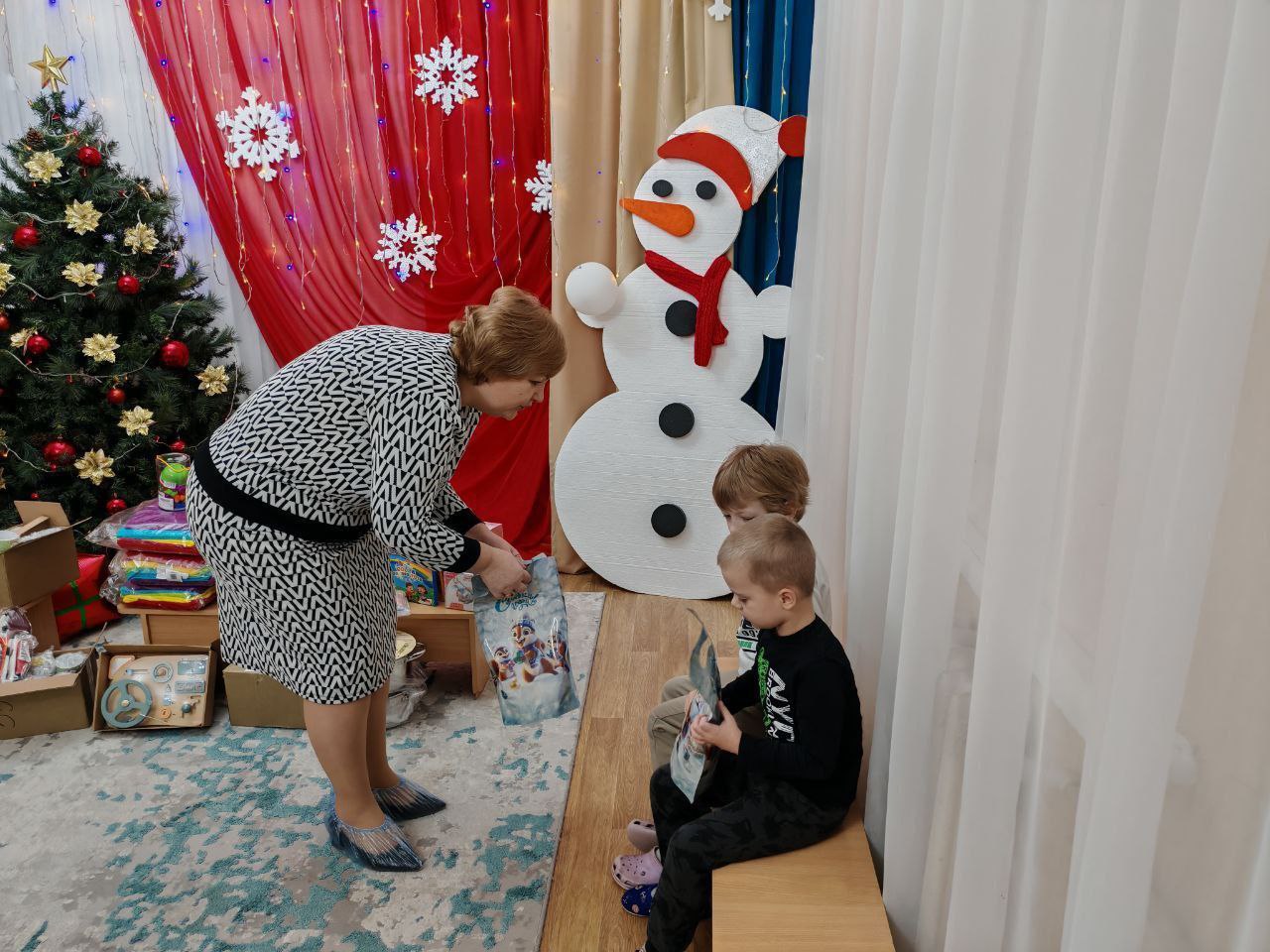 Сегодня, 14 января, воспитанников ГКДОУ «Детский сад № 168 компенсирующего типа города Макеевка» приехали поздравить со Старым Новым годом председатель «Союза женщин города Макеевки» Регионального отделения «Союз женщин... Сегодня, 14 января, воспитанников ГКДОУ «Детский сад № 168 компенсирующего типа города Макеевка» приехали поздравить со Старым Новым годом председатель «Союза женщин города Макеевки» Регионального отделения «Союз женщин...