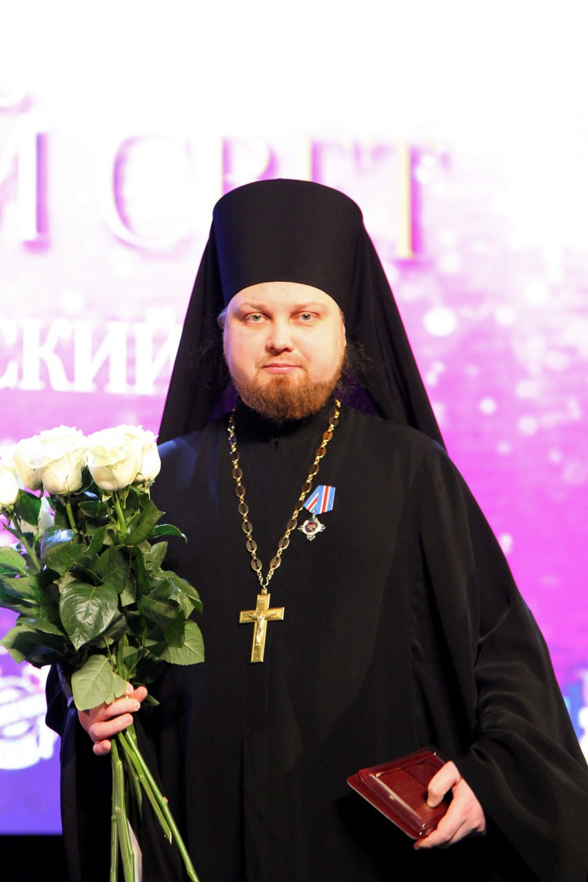 Вице-премьер Ольга Макеева от имени Главы ДНР вручила настоятелю Заоникиевой Богородице-Владимирской пустыни игумену Лавру (Архипову) знак отличия «За заслуги перед Донецкой Народной Республикой» III степени Вице-премьер Ольга Макеева от имени Главы ДНР вручила настоятелю Заоникиевой Богородице-Владимирской пустыни игумену Лавру (Архипову) знак отличия «За заслуги перед Донецкой Народной Республикой» III степени